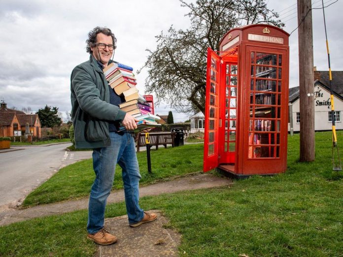 Redundant red phone booth in Northampton city center up for £ 1 to become a community good

