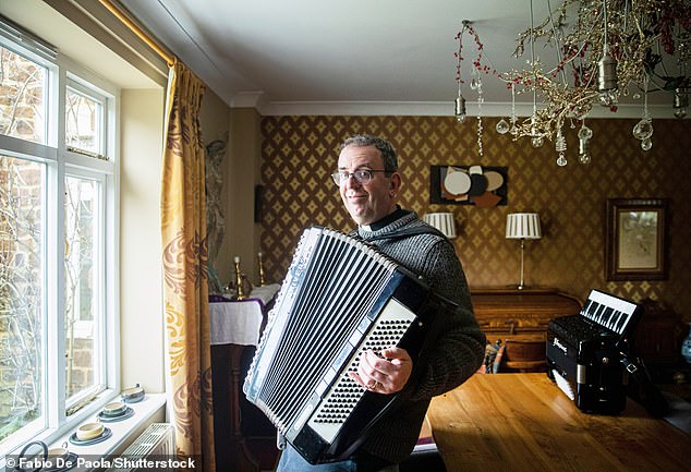 Top Notes: Richard got £ 60,000 when he signed a recording deal