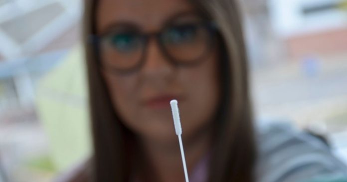 The doctor will tell you what a faint red line in the lateral flow test really means

